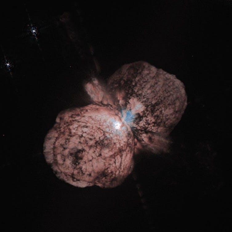 Erupção na estrela supermassiva Eta Carinae.